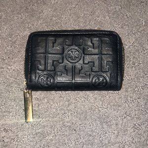 Mini black Tory Burch coin purse.  I'm excellent used condition.